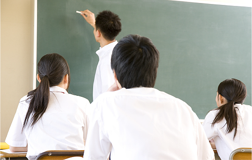 学校で行われる0.3／0.7／1.0の3つの視標で行う「370（サンナナマル）方式」と呼ばれる視力検査は、主に黒板の文字が読めるかどうかの判定に役立てられています。ズームケアによる視力トレーニングは視力低下を早期に発見し視力低下から目を守ります。